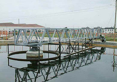 中心轉(zhuǎn)動刮泥機(jī)